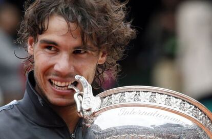 Nadal, con el trofeo de Roland Garros.