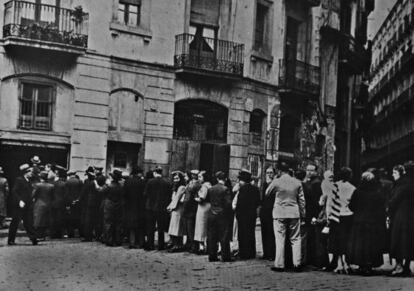 Votants fent cua, entre ells diversos grups de dones, al davant d’un col·legi electoral, a la plaça de Sant Pere de Barcelona, en 1933.