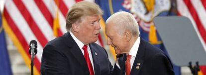 El senador republicano Orrin Hatch (derecha) y el presidente de EE UU, Donald Trump.