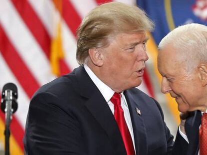 El senador republicano Orrin Hatch (derecha) y el presidente de EE UU, Donald Trump.