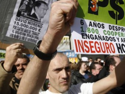 Protesta de afectados por la PSG ante el Ayuntamiento de Getafe en 2010.