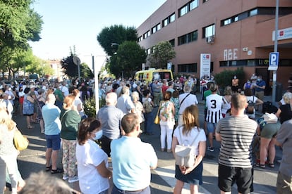 Concentración ante el Centro de Salud Sur de Colmenar Viejo, en la Comunidad de Madrid, para reclamar la reapertura de su servicio de urgencias, a mediados de septiembre. 