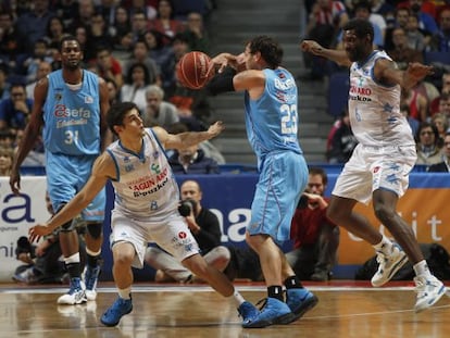 Raulzinho Neto frente a English en el partido de Madrid.