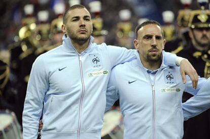 Benzema, abrazado a Ribery, en un partido con Francia. 
