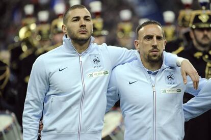 Benzema, abrazado a Ribery, en un partido con Francia.