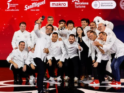 Imagen de los cocineros de todos los restaurantes españoles que tienen tres estrellas, este martes en la gala de la Guía Michelin, en Barcelona. Los nuevos de 2024 son Disfrutar y Noor.