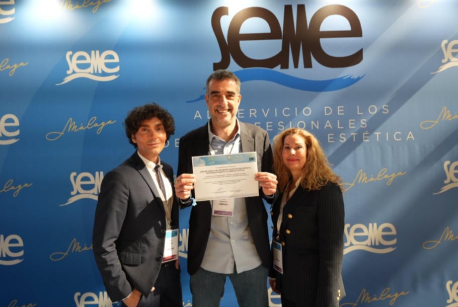 Sergio Fernández Mesa, vicepresidente de la SEME, Oriol Güell y la vocal de la entidad, Ruth García, en la entrega del premio en Málaga.