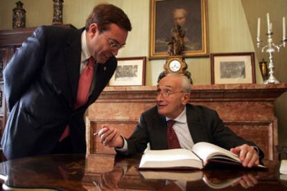 El filósofo italiano Giovanni Sartori, a la derecha, con Juan Vázquez, rector de la Universidad de Oviedo.