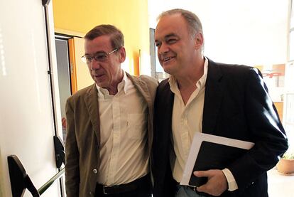 Antonio Clemente y Esteban González Pons, ayer, al entrar en la sede del PP en Valencia.