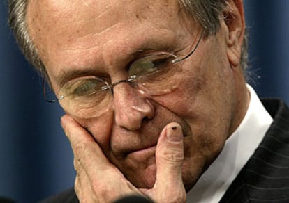 El secretario de Defensa de EE UU, Donald Rumsfeld, durante una conferencia de prensa.