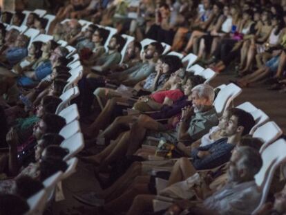 M&aacute;s de 500 personas se congregaron el jueves en el cine al aire libre en el CCCB. 