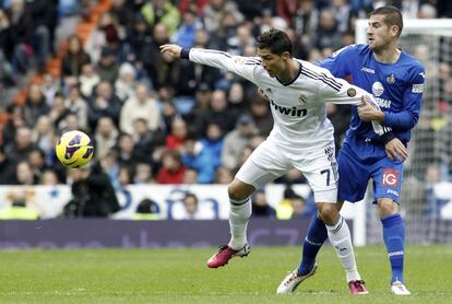 Ronaldo pelea el balón con Lopo.