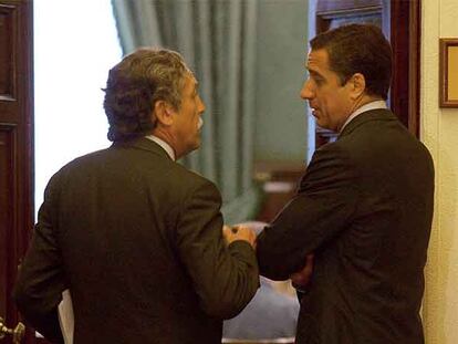 Los portavoces en el Congreso del PSOE, Diego López Garrido (izquierda), y del PP, Eduardo Zaplana.