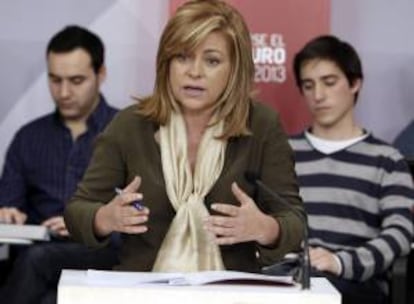 La vicesecretaria general del PSOE, Elena Valenciano, durante la rueda de prensa que ha ofrecido hoy junto a los coordinadores de la conferencia política de octubre, los diputados María González y Pedro Sánchez.