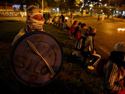 Un grupo de personas protesta en la noche del 11 de mayo de 2021 en el barrio Siloé, en Cali.