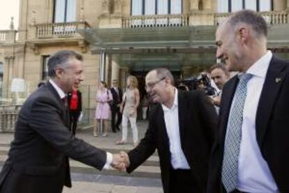 El lehendakari, Iñigo Urkullu (i), saluda al alcalde de San Sebastián, Juan Carlos Izagirre (c), y al rector de la Universidad del País Vasco, Iñaki Goirizelaia (d), a su llegada a la inauguración de la segunda edición del festival científico "Passion of Knowledge - Quantum 13" hoy en San Sebastián.