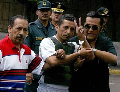 Antauro Humala, hermano del presidente de Per&uacute;, es conducido al juzgado el 4 de enero de 2005, tras su intento golpista.