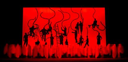 Coro ‘Patria opresa’ en el cuarto acto de ‘Macbeth’, en el estreno de la producción de Jaume Plensa, el pasado jueves en el Gran Teatro del Liceo.