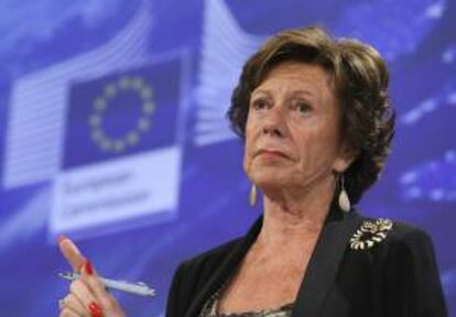 La vicepresidenta de la CE y responsable de la Agenda Digital, Neelie Kroes, ofrece una rueda de prensa en la sede de la Comisión Europea en Bruselas (Bélgica) el pasado jueves para proponer medidas para acabar de manera gradual con los cargos por utilizar el móvil desde otros países de la UE.