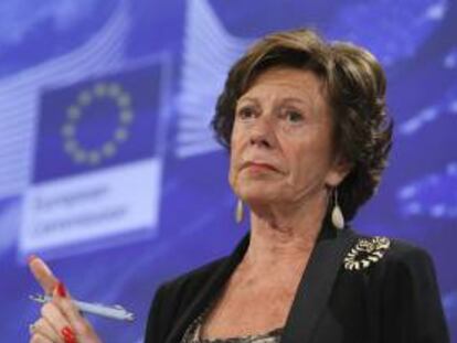 La vicepresidenta de la CE y responsable de la Agenda Digital, Neelie Kroes, ofrece una rueda de prensa en la sede de la Comisión Europea en Bruselas (Bélgica) el pasado jueves para proponer medidas para acabar de manera gradual con los cargos por utilizar el móvil desde otros países de la UE.