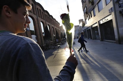 Un noi amb una rosa a Terrassa.