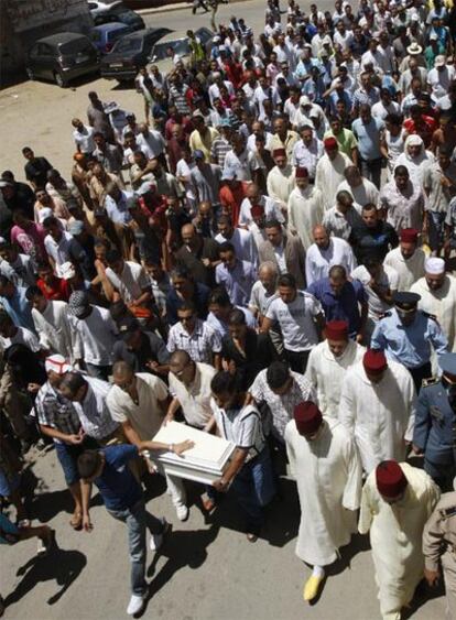 Una multitud acompaña a la familia de Ryan en el cementerio musulmán de M'diq, el pueblo de sus padres.