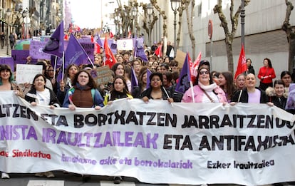 Participantes en la manifestación feminista de estudiantes con motivo del Día Internacional de la Mujer, este viernes por el centro de Bilbao. 