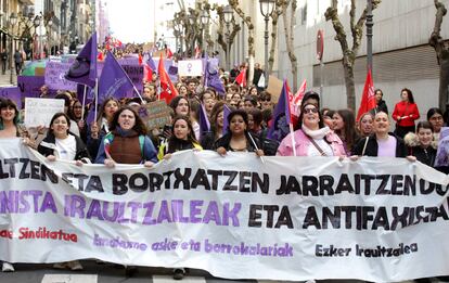 Participantes en la manifestación feminista de estudiantes con motivo del Día Internacional de la Mujer, este viernes por el centro de Bilbao. 