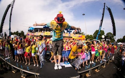 El &#039;bloco&#039; Sargento Pimienta durante el Carnaval de R&iacute;o 2014.  