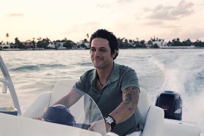 Alejandro Sanz paseando en barca en Miami.