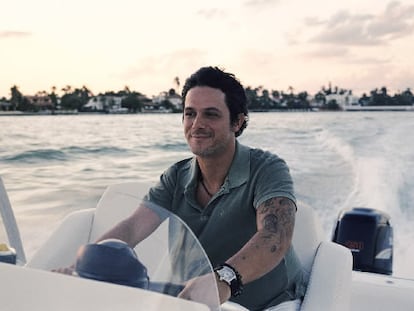 Alejandro Sanz paseando en barca en Miami.