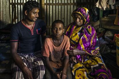 Fahim vive junto a sus padres en una chabola bajo las vías del tren. En 2015, empezó la escuela, al mismo tiempo que su trabajo. "Para ayudar a la familia y aprender un oficio para el futuro", dice el niño. Ya lejos de su empleador, en el resguardo de casa, acaba reconociendo que le gustaría ser ingeniero de mayor. "Me gusta mucho aprender", asegura. También disfruta -los viernes por la tarde, cuando libra- jugando con los amigos. "Al fútbol, béisbol, criquet...", detalla. Su madre, Fahima, de 25 años, desea "que llegue a ser lo que quiera. ¿Ingeniero? Pues ingeniero". El padre, conductor de una bici taxi, gana 1.000 takas a la semana (poco más de 11 euros). "Pero cuando gane más, el niño dejará de trabajar", promete.