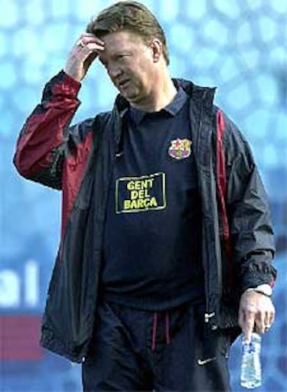 Van Gaal, esta mañana, durante su último entrenamiento al frente del Barcelona