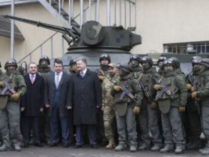Poroshenko (centro), con el equipo de la Oficina Nacional contra la Corrupción.