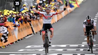 El esloveno Tadej Pogacar cruza este domingo la línea de meta en Laruns por delante del suizo Marc Hirschi en la novena etapa del Tour.