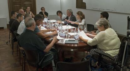 Reunión entre vecinos de la Barceloneta y Xavier Trias.