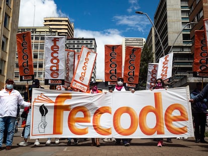 Maestros de la Fecode se manifiestan en Bogotá (Colombia), en 2021.