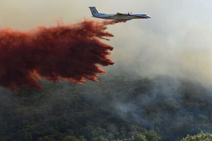 Un avión de los servicios de Seguridad Civil arrojaba el martes un producto retardante del fuego sobre un incendio forestal cerca de Gignac, en el sur de Francia.