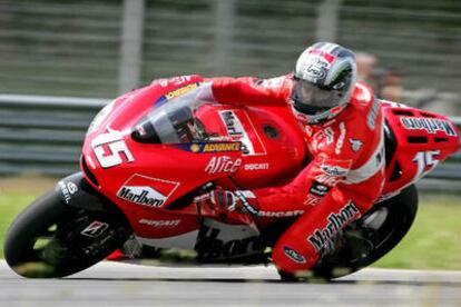 Sete Gibernau pilota su nueva Ducatti