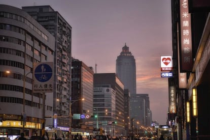 Otra de esas arterias que cortan la ciudad, la carretera Zhongxiao este, cuenta con uno de los mejores emplazamientos para contemplar el ocaso en un congestionado Taipei a la hora de salir del trabajo. Concretamente, la zona 1, en el cruce con la parada de metro Shandao temple.