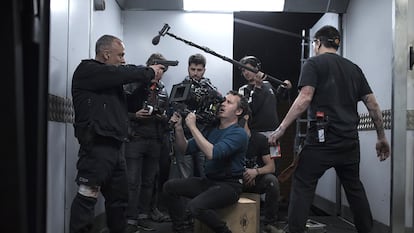 Javier Gutiérrez, a la izquierda, en el rodaje de 'Bajocero'. En el centro, al fondo, el director, Lluís Quílez.