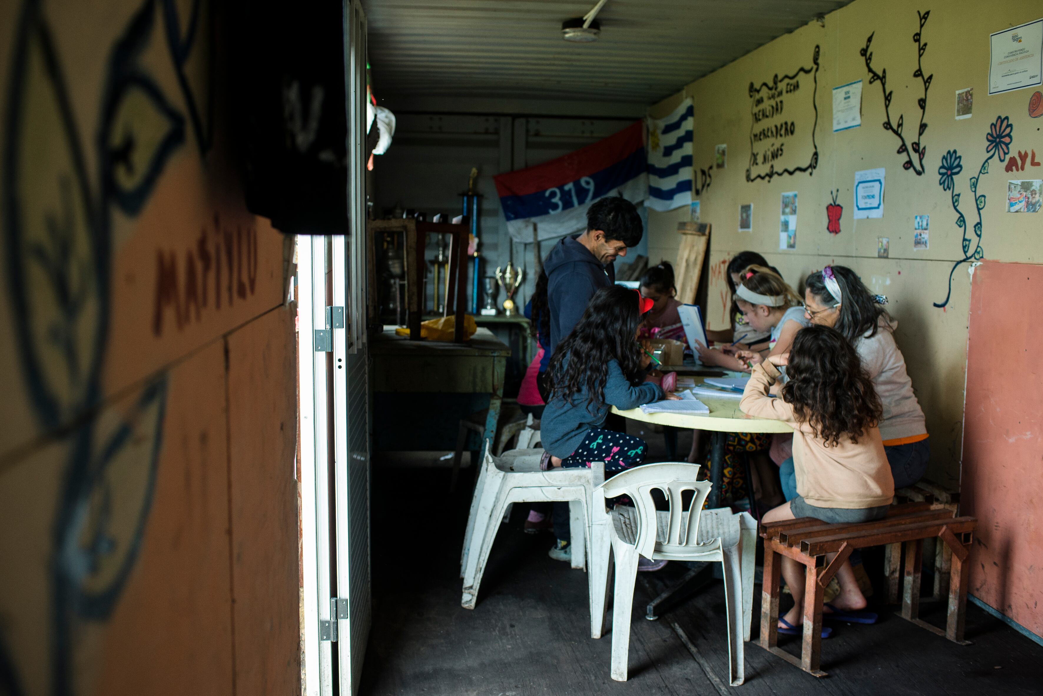 La maestra Carmen Altez imparte actividades de regularización escolar con vecinos de Nueva Esperanza .