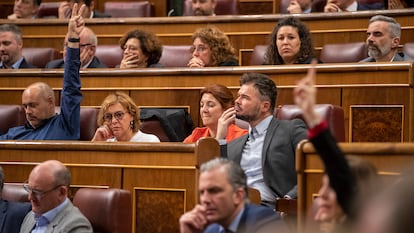 El portavoz del ERC, Gabriel Rufián (en el centro), durante la votación.