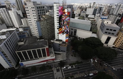 Vista del lateral del edificio de la avenida Paulista decorado con el retrato del arquitecto Oscar Niemeyer.