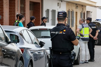 Agentes de la Policía Nacional este domingo en el barrio de Valdezorras de Sevilla, donde han encontrado a una mujer sin vida y con signos de violencia en una vivienda.