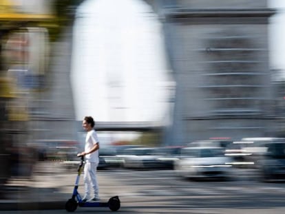 Patinete eléctrico en París.