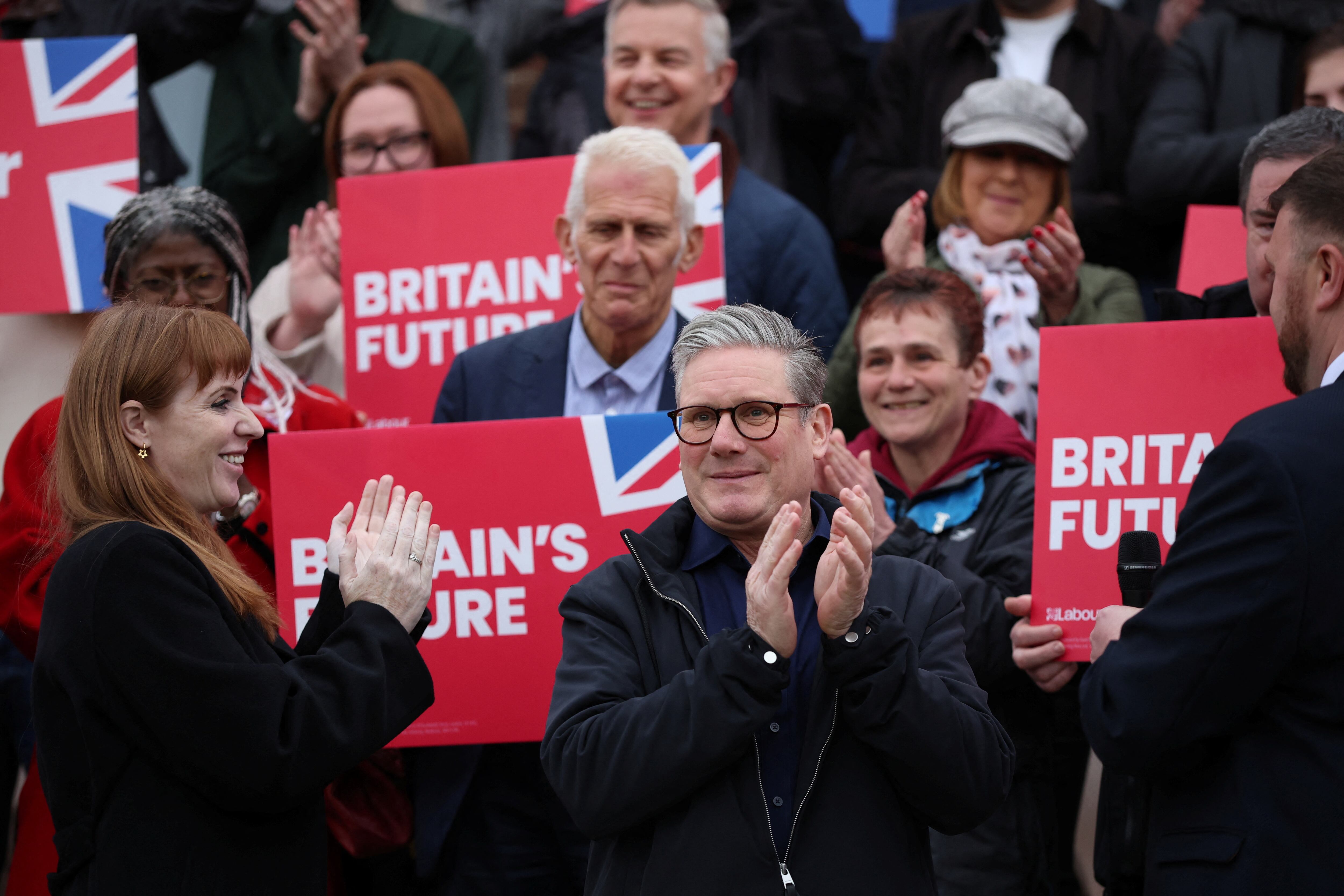 El líder del Partido Laborista, Keir Starmer, celebra este viernes en Blackpool la victoria de su formación en la elección parcial.