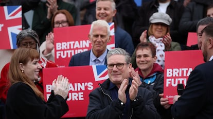 El líder del Partido Laborista, Keir Starmer, celebra este viernes en Blackpool la victoria de su formación en la elección parcial.