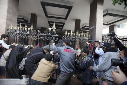 Varios manifestantes intentan acceder a la sede del Consejo de Ministros durante los enfrentamientos registrados en el centro de El Cairo.