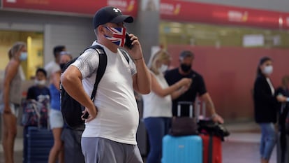 Un viajero habla por teléfono mientras espera la información de su vuelo de vuelta al Reino Unido, el 26 de julio en el aeropuerto de Tenerife.